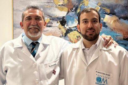 Más allá de la medicina, padre e hijo destacan la importancia de la empatía, la humildad y el aprendizaje constante como el verdadero legado familiar.