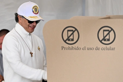 El presidente saliente, Gustavo Petro, acude a votar junto a su familia. Eligió vestirse completamente de blanco.