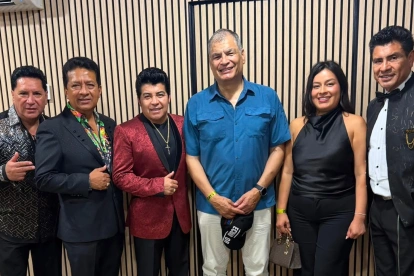 Rafael Correa junto a Fernando Zumba, Máximo Escaleras, Gerardo Morán, Jaime Enrique Aymara, en Bélgica.