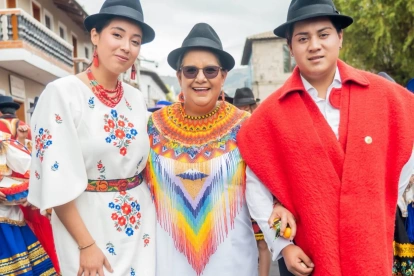 Lourdes Tibán junto con Kaya y Ayan, falta su hija menor, Sanny.