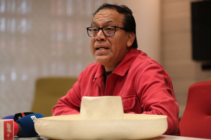 AME2662. LIMA (PERÚ), 20/06/2026.- El candidato izquierdista Roberto Sánchez habla en una rueda de prensa este sábado, en Lima (Perú). Sánchez, argumentó su intención de anular la votación en el exterior, donde sufragaron unos 300.000 peruanos, por presuntas irregularidades en la cadena de custodia de las actas de sufragio, después de que las autoridades decidieran que los resultados ya no iban a ser transmitidos de manera digital, sino que las actas debían llegar a Lima para ser contadas. EFE/ Paolo Aguilar