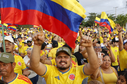 Simpatizantes del candidato a la presidencia de Colombia Abelardo de la Espriella celebran este domingo, en Barranquilla (Colombia).