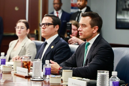 El presidente de la República, Daniel Noboa, aparece junto al secretario de la Administración Pública, José Julio Neira, en una actividad oficial.