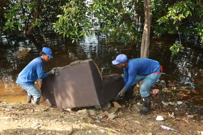 Muebles se encuentran flotando en el Estero Salado.