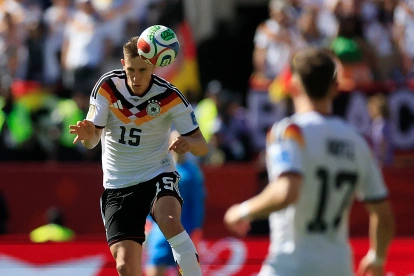 Nico Schlotterbeck, zaguero de Alemania, cabecea el balón en un partido del grupo E del Mundial entre Alemania y Costa de Marfil.