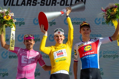 El podio del Tour de Suiza con el segundo lugar, Richard Carapaz de Ecuador del equipo EF Education - EasyPost, el ganador Tadej Pogačar de Eslovenia del equipo UAE Team Emirates-XRG en el centro, y el tercer lugar Mathias Vacek de República Checa del equipo Lidl-Trek.