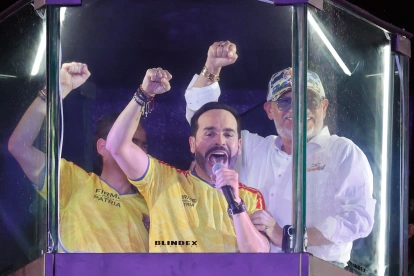 El ultraderechista Abelardo de la Espriella (c) ganador de la segunda vuelta presidencial de este domingo en Colombia pronuncia un discurso, en Barranquilla (Colombia).