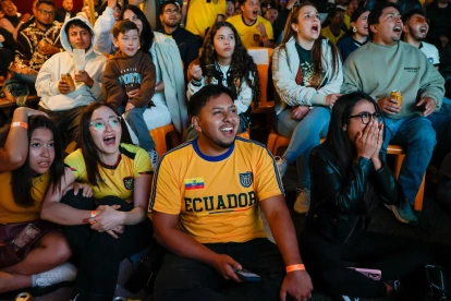 Aficionados de Ecuador ven el partido contra Curazao durante el Mundial de la FIFA 2026 este sábado, en Quito.