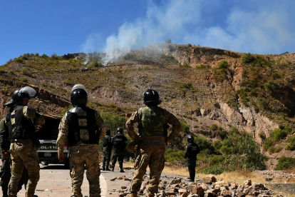 Integrantes del Ejército de Bolivia despejan una vía durante un operativo de desbloqueo este domingo, en Sayari (Bolivia).