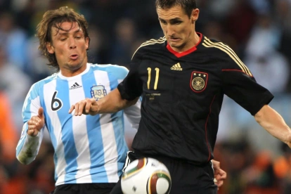 Miroslav Klose (der.) elogió a Messi por superarlo como goleador de Mundiales.