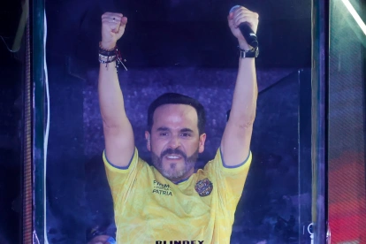 El candidato de extrema derecha Abelardo de la Espriella en discurso de celebración en Barranquilla tras la victoria en las elecciones de Colombia.