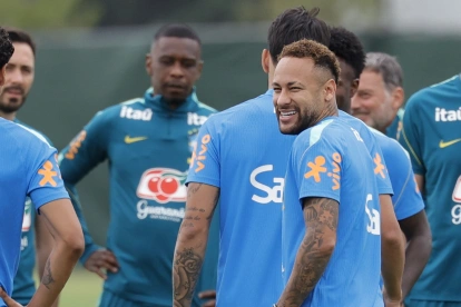 Neymar se ejercita durante un entrenamiento de la Canarinha.
