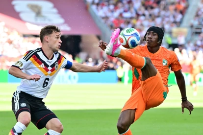 Yan Diomandé encara a Joshua Kimmich durante el partido entre Costa de Marfil y Alemania.