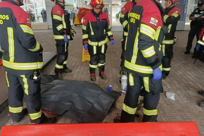 Momento en que funcionarios acuden para atender la emergencia registrada en el Metro de Quito este 22 de junio.