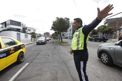 Vehículos circulan en Quito bajo la normativa de Pico y placa aplicada por la Agencia Metropolitana de Tránsito.