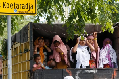 Mujeres rohingya refugiadas que esperan en un camión tras ser reubicadas forzosamente en Banda Aceh, Indonesia, el 7 de noviembre de 2024.