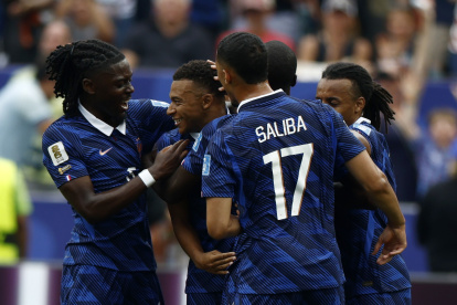 Kylian Mbappé (c) es felicitado por sus compañeros tras anota el 1-0 ante Irak este lunes 22 de junio.