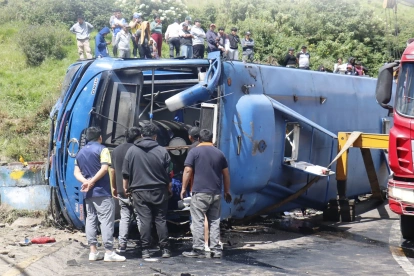 Un bebé perdió la vida por el volcamiento de un bus en Caupicho, sur de Quito. El caso causó indignación porque el conductor circulaba con 3 puntos en la licencia.