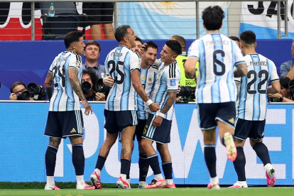 Los jugadores de la selección Argentina celebran uno de los dos tantos con los que vencieron a Austria