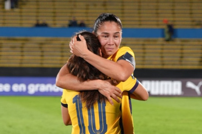 La capitana del equipo nacional, Gigi Moreira (d) celebra la clasificación al repechaje.
