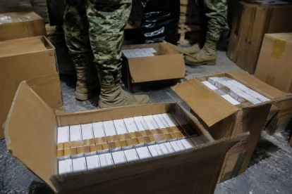 Referencia. Militares y personal de Aduana retiraron 350.000 cigarrillos hallados en una bodega clandestina cerca de Quitumbe.