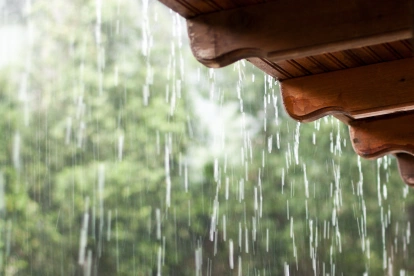 La lluvia cae sobre techos y vegetación en Ecuador, mientras el pronóstico del Inamhi advierte precipitaciones y radiación extrema este 23 de junio.