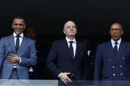 El presidente de la Asociación de Fútbol de Irak, Younis Mahmoud; el presidente de la FIFA, Gianni Infantino; y el presidente de la Federación Francesa de Fútbol, Philippe Diallo, asisten al Mundial de la FIFA 2026.