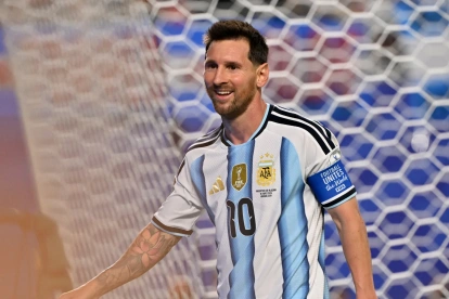 Lionel Messi, de Argentina, observa durante el partido de la fase de grupos del Mundial 2026 entre Argentina y Argelia.