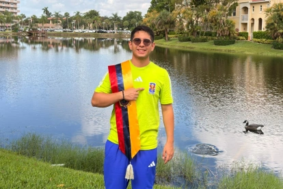 Eduardo Jara posa con la indumentaria oficial de la FIFA, luciendo los colores de Ecuador.