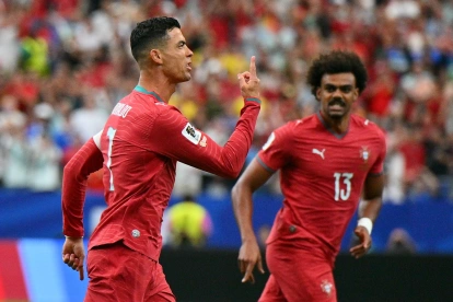 Ronaldo festeja su gol ante Uzbekistán.