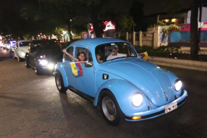 Decenas de vehículos Volkswagen recorrieron las principales avenidas del norte y centro de Guayaquil para conmemorar el Día Mundial del Escarabajo.