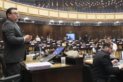 El asambleísta Xavier Ordóñez expuso y mocionó para que el Pleno apruebe el informe de fiscalización al proceso de compra de los 60 trolebuses en el Municipio de Quito.