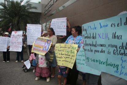 Familias de pacientes con XLH realizaron un plantón frente al Hospital del Niño Icaza Bustamante para exigir acceso a tratamiento.