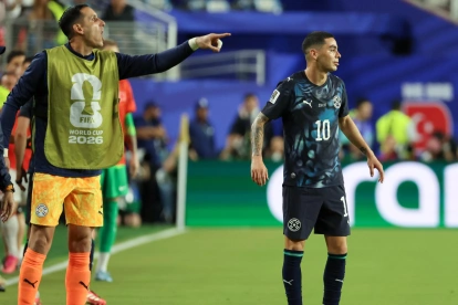 Miguel Almirón (der.) fue expulsado en el juego contra Turquía en el Mundial 2026: se tapó la boca para hablar con rival.