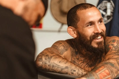 Chito Vera se venda las manos durante una sesión de entrenamiento.