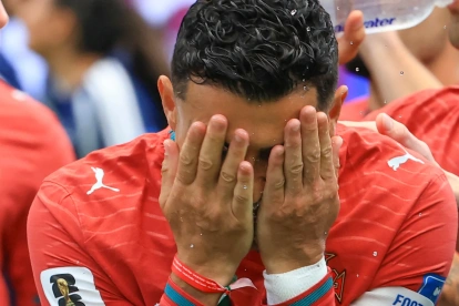 El gesto de Cristiano Ronaldo refleja la tensión y la emoción de una jornada histórica en la que volvió a escribir su nombre en los récords del Mundial.