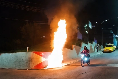 Moradores del sector Alma Lojana incendiaron una motocicleta tras un presunto asalto, mientras la Policía y Bomberos controlaban la emergencia en Quito hoy