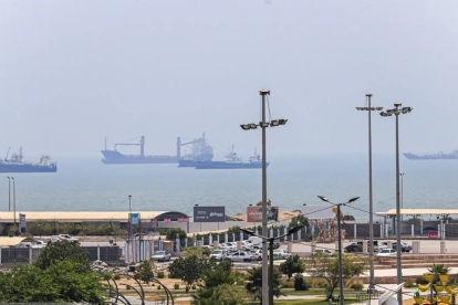 La Autoridad del Golfo del Estrecho Pérsico, creada por Irán para gestionar el tránsito por el estrecho de Ormuz, informó que los buques que quieran cruzar el paso deben seguir informando a la República Islámica.