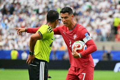 Cristiano Ronaldo discute con el árbitro en el Portugal vs. Uzbequistán.