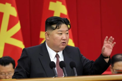 Fotografía que muestra al líder norcoreano, Kim Jong-un, hablando durante la Segunda Reunión Plenaria del 9º Comité Central del Partido de los Trabajadores.