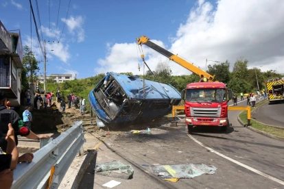 Volcamiento de bus en Caupicho movilizó a equipos de emergencia y tránsito en el sur de Quito.