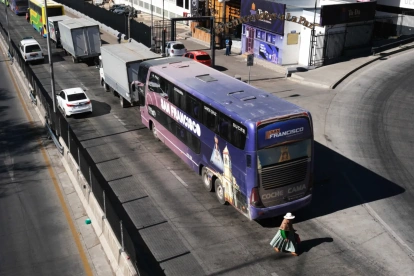 Fotografía que muestra vehículos esperando para cargar combustible este martes, en La Paz (Bolivia).