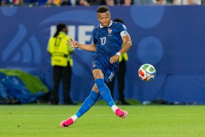 Kylian Mbappe de Francia patea un balón este lunes, en un partido del grupo I del Mundial de la FIFA 2026 entre Francia e Irak en el estadio Lincoln Financial Field en Filadelfia (Estados Unidos).