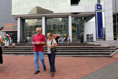Ciudadanos caminan al pie del edificio del SRI, en Guayaquil.