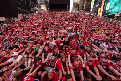 Hinchas de la selección de Noruega haciendo el famoso 'Remo Vikingo' en Estados Unidos, en el Mundial 2026.