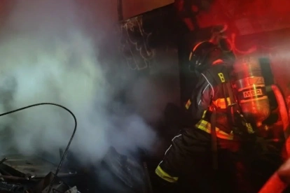 Bomberos de Quito controlaron un incendio estructural en una recicladora de Guamaní durante la madrugada y evitaron que las llamas se propagaran.
