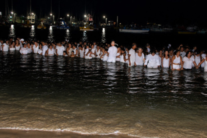 Los creyentes de San Juan en el balneario de Salinas en su ingreso al mar
