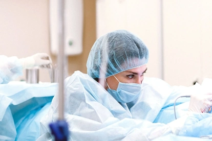 Referencial. Corte Nacional ratifica condena en Quito: mujer sin título causó muerte en cirugía estética 2020 por fallas médicas.
