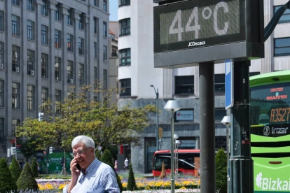 Un termómetro marca 44 º C este miércoles en Bilbao.