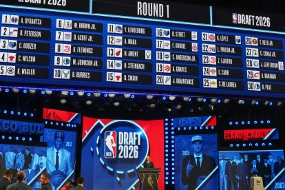 Los picks del Draft NBA 2026 aparecen en pantalla al finalizar la primera ronda en el Barclays Center, ubicado en el distrito de Brooklyn, en Nueva York.